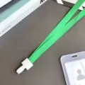 Groene lanyard met witte plastic gesp en doorzichtige ID badge houder voor kantoor. - Groen