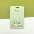 Lindo tarjetero deslizante de plástico de panda verde para tarjeta de estudiante y credencial. - Pandas Apilados / Sin Accesorios