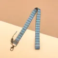 Cordón para teléfono con patrón de rombos azules y cierre de metal, correa para el cuello. - Cuadros Negro y Azul / Cordón Largo