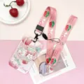 Set cordino e porta carte con motivo coniglio fragola, custodia protettiva rosa per tessera bus. - Un Cesto di Fragole + Cordino Lungo Limitato Fragola