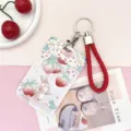 Lindo tarjetero de conejo de fresa con cordón rojo funda protectora rígida de plástico - Conejo Atrapando Fresa + Cordón de Muñeca Rojo