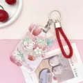 Llavero tarjetero lindo de conejo de fresa con correa trenzada roja variante, protector elegante. - Una Cesta de Fresas + Cordón de Muñeca Rojo
