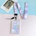 Portatarjetas de identificación de oso de dibujos animados lindo con cordón morado funda protectora - Oso Durmiendo / Funda PP Vertical + Cordón de Postre Rosa