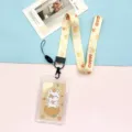 Bonito tarjetero de identificación de oso limón con cordón para estudiantes credenciales. - Oso Naranja a Rayas / Funda PP Vertical + Cordón Tigre Limón a Cuadros