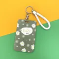 Süßer Gänseblümchen Ausweishalter mit weißer geflochtener Kordel und Schlüsselring für Schule. - Kleine weiße Blumen / Weiße Kordel / Grün