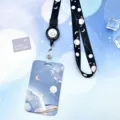 Tarjetero de dibujos de planeta azul con cordón retráctil y funda protectora versión. - Planeta Luna Sonriente (Cordón Retráctil Cósmico Negro)