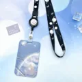Portatarjetas de estudiante tema planeta azul con carrete retractil y cordon de estrella negra. - Planeta Azul De Media Pantalla (Cordón Retráctil Cósmico Negro)