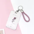 Porte-carte rose avec cordon tressé et porte-clés, joli porte-badge étudiant chic. - Pétales de rose / Cordon Rose