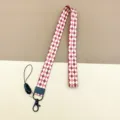 Cinta para el cuello con patrón de rombos rosa y mosquetón de metal para identificación. - Rombo Rojo Blanco / Cordón Largo