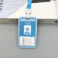 Portatarjetas de identificación transparente vertical azul con cordón para el cuello - Nueva Funda de Tarjeta + 1.5 Cordón Regular / Azul claro