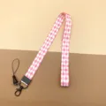 Rosa-weiße Rautenmuster Umhängeband mit Metallkarabiner, ideal für Schlüssel und Ausweishalter. - Rosa Gesteppt / Langes Schlüsselband