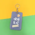 Lilafarbener Studentenausweis Kartenhalter mit niedlichem Smiley und positivem Textdesign. - Optimistisch Bleiben / Runde Schnalle / Lila