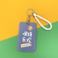 Lila Kartenetui mit weißem geflochtenem Lanyard und niedlichem Smiley-Design für Studenten. - Optimistisch Bleiben / Weiße Kordel / Lila