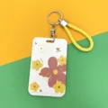 Süßer Blumenkartenhalter mit gelbem geflochtenem Umhängeband für Schulausweise. - Kleines Rotes Blümchen / Gelbe Schnur / Weiß