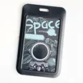 Portatarjetas vertical negro con diseño de astronauta para credenciales escolares y accesos. - Estilo Astronauta Verde Base Negra / Portatarjetas Solo (Sin Accesorios)