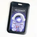 Tarjetero de identificación negro con tarjeta de astronauta para estudiantes. - Estilo Astronauta Interestelar / Portatarjetas Solo (Sin Accesorios)