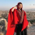 Γυναικείο ζεστό χειμερινό κόκκινο πόντσο κάπα με εθνοτικό κέντημα και φούντες. - Εθνοτική Κάπα με Κουκούλα / Κόκκινο