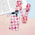 Rosa Umhängeband Kartenhalter Set mit süßem Erdbeer Blumen Muster für Schülerausweis ID Karte. - Erdbeere Pfirsich Blume / Langes Schlüsselband