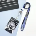 Lindo soporte de tarjeta de identificación de astronauta de dibujos animados con cordón azul - Figura Misteriosa Con Capucha / Cordón largo retráctil