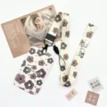 Schattige bloemenpatroon studentenkaarthouder met lanyard, anti-verlies schuifbare beschermhoes. - Koffie Bloemen / Lang Lanyard