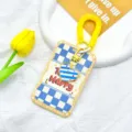 Porte-carte à cordon élastique mignon avec motif à carreaux bleus, lanière et pendentif cœur pour clés. - Texte anglais à carreaux bleu et blanc bord jaune avec cordon ressort jaune double anneau bicolore (cœur bleu et blanc)