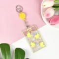 Portabadge trasparente con anatra e cordino estensibile e portachiavi per tessere studenti. - Anatra Fragola e Clip Retrattile / Giallo