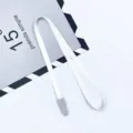 Laccetto bianco con clip in plastica grigia per badge identificativi e targhette. 1.0cm. - Bianco