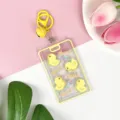 Portabadge trasparente grazioso con motivo di anatra e portachiavi giallo protettivo. - Anatra Fragola e Chiusura a Campanella
