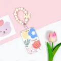Lindo tarjetero deslizante floral con correa de muñeca de cuentas de silicona para estudiantes. - Flor Cuatro Hojas Una Flor / Pulsera Lazo Mate Beige