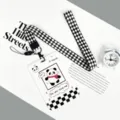 Süßer Cartoon Panda Ausweishalter mit schwarz-weißem Schachbrettmuster Lanyard Modell. - Groß - Schwarz-weißer Pandarahmen + schwarz-weiß kariertes langes Umhängeband