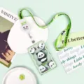 Niedlicher Cartoon Panda Lanyard Kartenhalter mit einziehbarer Rolle fuer Schuesslern ID. - Fünf Pandas Mit Verlängertem Kordelzug / Grüner Rand Transparent Schiebbar