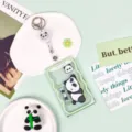 Süßer Panda Ausweishalter mit Jojo-Rolle, einziehbarer Kartenhalter für Schule und Büro. - Liegender Panda Mit Weißem Ausweisjojo / Grüner Rand Transparent Schiebbar