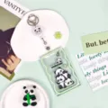 Süßer Cartoon Panda Ausweishalter mit Einzug und transparenter Kartenhülle für Schule. - Gestapelte Pandas Mit Weißem Ausweisjojo / Grüner Rand Transparent Schiebbar