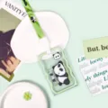 Süßer Cartoon Panda Schiebe-Kartenhalter mit grünem Schlüsselband, ideale Ausweishülle. - Liegender Panda Mit Integriertem Schlüsselband / Grüner Rand Transparent Schiebbar