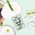 Süßer Cartoon Panda Schiebe-Kartenhalter mit einziehbarem Umhängeband für Schüler-ID-Ausweis. - Fünf Pandas Mit Integriertem Schlüsselband / Grüner Rand Transparent Schiebbar