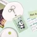 Niedlicher Cartoon-Panda-Schiebekartenhalter mit Schlüsselanhänger und einziehbarer Ausweisrolle - Liegender Panda Mit Lederband Metallverschluss / Grüner Rand Transparent Schiebbar