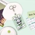 Süßer Panda Schiebe Kartenhalter mit einziehbarem Schlüsselanhänger transparenter Ausweishalter - Fünf Pandas Mit Lederband Metallverschluss / Grüner Rand Transparent Schiebbar