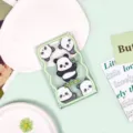 Cartoon Panda Schiebe-Ausweishalter Studentenfahrkarte Schutzhülle Süße Klarsicht Kartenhülle - Fünf Pandas (Ohne Zubehör) / Grüner Rand Transparent Schiebbar