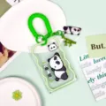 Karikatur Panda transparenter Kartenhalter mit einziehbarer Feder-Lanyard und Anhänger. - Liegender Panda Mit Passender Grüner Federkordel / Grüner Rand Transparent Schiebbar