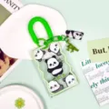 Grüner teleskopischer Panda-Kartenhalter mit niedlichem Cartoon-Design, Band und Anhängern. - Fünf Pandas Mit Passender Grüner Federkordel / Grüner Rand Transparent Schiebbar