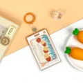 Orangefarbene Plastik Kartenhülle Ausweis Schutzhülle Buskarte Hülle für Studenten - Seiten-Blumenmuster (Mit Lederschlaufe)