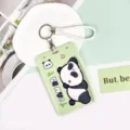 Süßer grüner Panda Ausweishalter mit weißem geflochtenen Lederriemen und Metallschlüsselanhänger. - Liegender Panda Und Weißes Geflochtenes Lederband