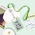 Süßer Cartoon Panda Schlüsselband Kartenhalter Set mit einziehbarer Rolle und Ausweishülle. - Gestapelte Pandas Mit Verlängertem Kordelzug / Grüner Rand Transparent Schiebbar