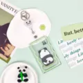 Niedlicher Cartoon Panda Ausweishülle mit einziehbarer Rolle für Schülerausweis Arbeitskarten. - Kratzender Panda Mit Weißem Ausweisjojo / Grüner Rand Transparent Schiebbar