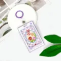 Portabadge rigido trasparente con portachiavi viola e simpatico inserto floreale. - Fumetto Stella - Griglia Viola Floreale / Portachiavi in Pelle Viola / Viola