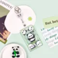 Süßes Cartoon Panda einziehbarer Ausweishalter mit Schlüsselband für täglichen Einsatz. - Fünf Pandas Mit Weißem Ausweisjojo / Grüner Rand Transparent Schiebbar