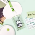 Niedlicher Panda Transparent Kartenhülle mit grünem Schlüsselband für Schülerausweis - Kratzender Panda Mit Integriertem Schlüsselband / Grüner Rand Transparent Schiebbar