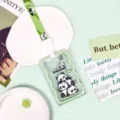 Süßer Cartoon Panda Schiebe-Kartenhalter mit grünem Lanyard und einziehbarer Ausweisrolle. - Gestapelte Pandas Mit Integriertem Schlüsselband / Grüner Rand Transparent Schiebbar