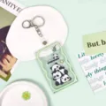 Niedlicher Panda Schiebe Kartenhalter, transparenter Ausweishalter mit ziehbarem Schlüsselanhänger. - Gestapelte Pandas Mit Lederband Metallverschluss / Grüner Rand Transparent Schiebbar