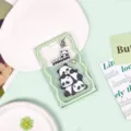 Süßer Cartoon Panda transparenter Plastik Kartenhalter Ausweishalter Variante grüner Rand - Gestapelte Pandas (Ohne Zubehör) / Grüner Rand Transparent Schiebbar